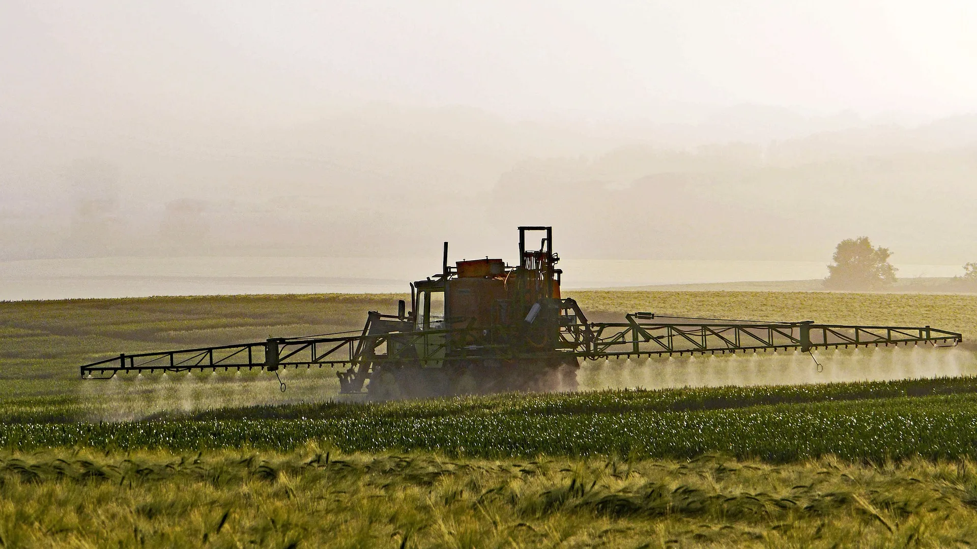 Rubrik_Landwirtschaft_Pestizide_spritzen_c._Pixabay